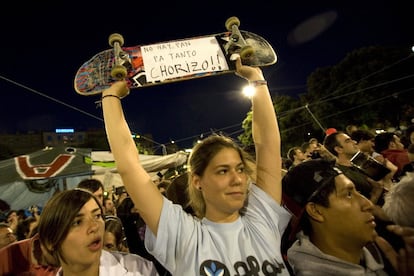 En Barcelona, más de 8.000 personas, según datos de la Guardia Urbana, hacen oír su indignación con cacerolas, llaves, latas y cualquier objeto con el que hacer ruido. Los protestantes, entre los que hay desde niños hasta jubilados, rastas y corbatas, gritan a pleno pulmón: “¡No hay pan para tanto chorizo!”. La Consejería de Interior desoye la decisión de la Junta Electoral Central. Los Mossos d’Esquadra no les desalojan (ni se hará en el resto de España). Pero lo hacen cubriéndose las espaldas. Localizan a una persona que consideran miembro de la protesta, le comunican oficialmente el acuerdo de la misma y toman nota de ello. En Lleida, Tarragona y Girona, advierten a los concentrados que no iban a intervenir siempre que no hubiera incidentes.