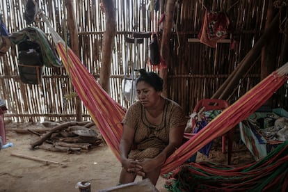 María Julia descansa en un chinchorro de su casa en Uribia.