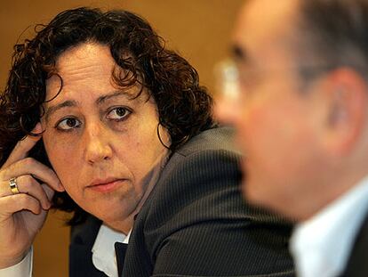 La directora de Drogodependencia vasca, Belén Bilbao, y el consejero de Asuntos Sociales, Javier Madrazo.