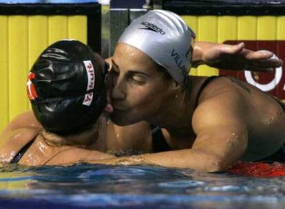 Erika Villaecija besa a la estadounidense Kate Ziegler, vigente campeona mundial de 1.500m libre, tras clasificarse ayer para la final.