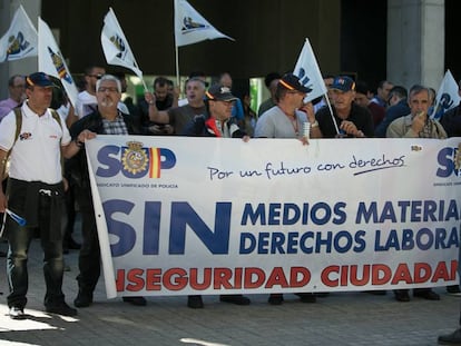  Concentraci&oacute;n de agentes de la Policia Nacional en la comisar&iacute;a de la Verneda. 