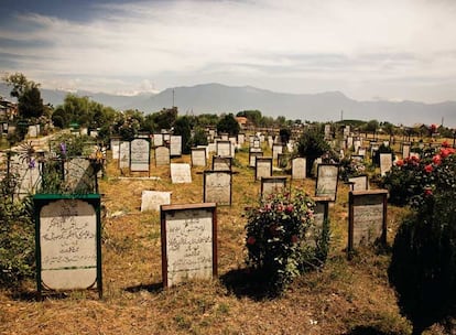 Uno de los muchos cementerios de Cachemira en los que yacen hombres, mujeres y niños muertos en manifestaciones o asesinados por el Ejército indio. En éste se cuentan más de mil tumbas. Al fondo, la cordillera del Himalaya