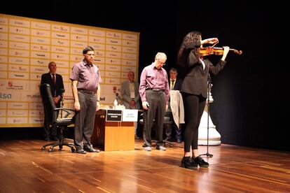 Anand y Guélfand se unen al minuto de silencio en memoria de Miguel Ángel Nepomuceno, mientras Mencía Gómez Martínez interpreta a Falla