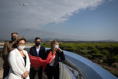 Ada Colau y Yolanda Díaz en el mirador de La Ricarda donde el Gobierno quería ampliar el aeropuerto el pasado mes de septiembre. junto al alcalde del Prat Lluis Mijoler y el director del Centre de Recerca Ecologica i Aplicacions Forestals (CREAF), Joan Pino.