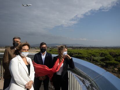 Ada Colau y Yolanda Díaz en el mirador de La Ricarda donde el Gobierno quería ampliar el aeropuerto el pasado mes de septiembre. junto al alcalde del Prat Lluis Mijoler y el director del Centre de Recerca Ecologica i Aplicacions Forestals (CREAF), Joan Pino.