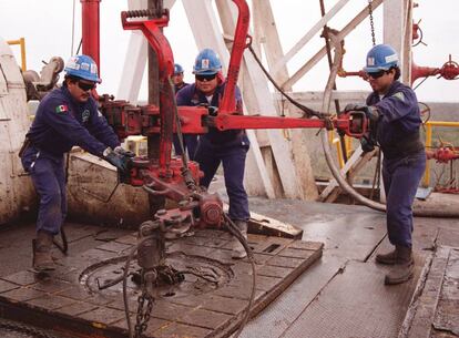 Trabajadores de Pemex en un pozo de tierra