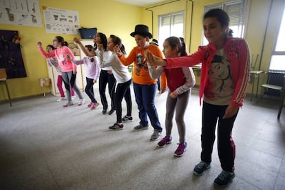 Alumnos de primaria ensayando el baile de Navidad.