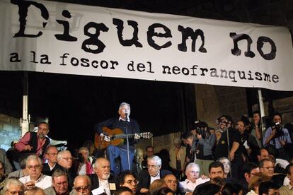 Raimon canta en Barcelona a favor de la devolución de los papeles (2002).