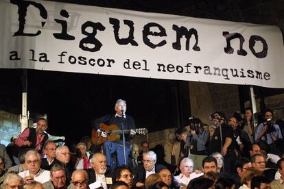 Raimon canta en Barcelona a favor de la devoluci&oacute;n de los papeles (2002).