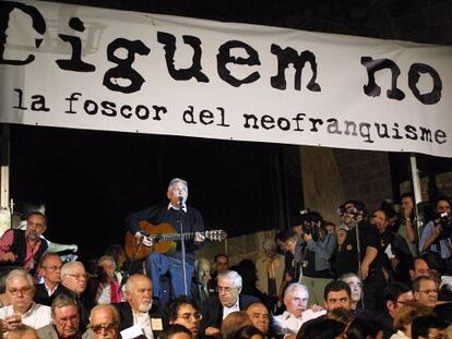 Raimon canta en Barcelona a favor de la devoluci&oacute;n de los papeles (2002).