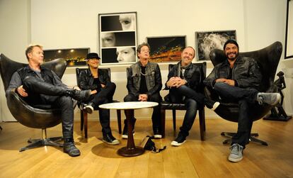 Lou Reed, con los componentes de Metallica, James Hetfield, Kirk Hammett, Lars Ulrich y Robert Trujillo, en octubre de 2011