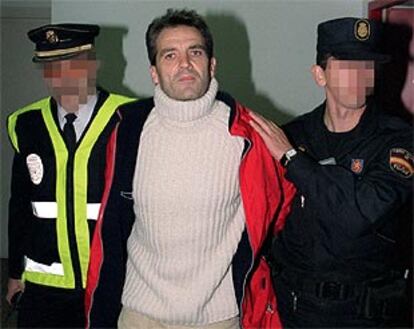 El exdirigente de ETA José Javier Arizkuren, 'Kantauri', a su llegada a España en diciembre de 2001 tras ser entragado por Francia.