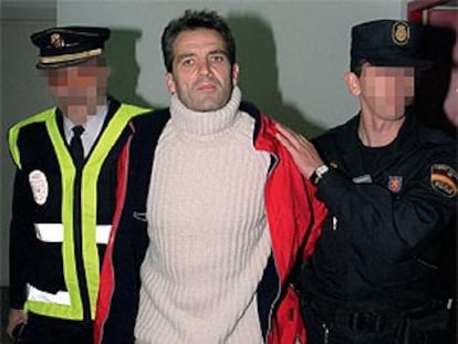 El exdirigente de ETA José Javier Arizkuren, 'Kantauri', a su llegada a España en diciembre de 2001 tras ser entragado por Francia.