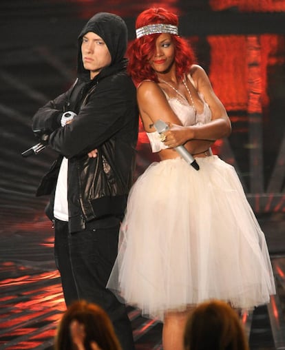 Eminem y Rihanna en la gala de los MTV Video Music Awards celebrada en 2010. Ese año triunfaron en todo el mundo con el dueto 'Love the way you lie'.