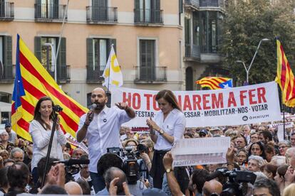 Marcel Mauri de Omnium se dirige a las personas congregadas delante de la sede de Omnium