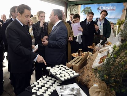 El presidente francés, Nicolas Sarkozy, en una fábrica de quesos y jalea en la isla de Córcega.