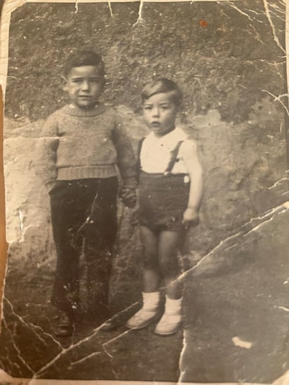Fausto Canales y su hermano mayor, en una fotografía tomada poco después de que mataran a su padre, en 1936.