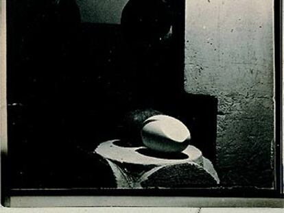<i>Eva Roble</i> (1916- 1921) y <i>El recién nacido II<i> (mármol blanco, hacia 1916), de Brancusi.