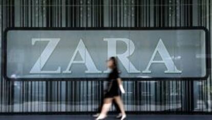 Una mujer pasea por delante de una tienda de Zara.