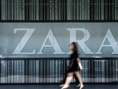 Una mujer pasea por delante de una tienda de Zara.