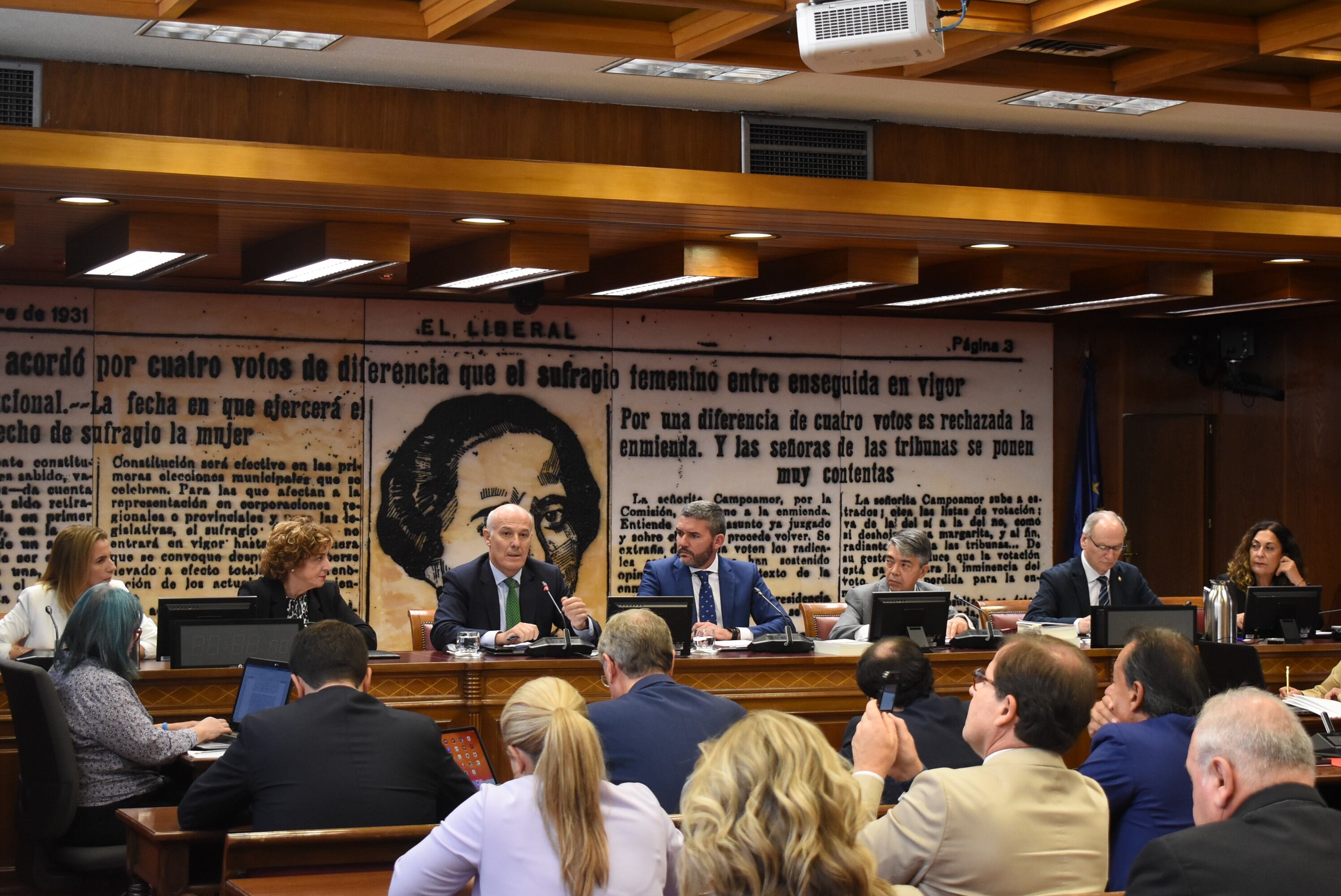 Narciso Michavila, tercero por la izquierda, en la comisión del Senado de este jueves.