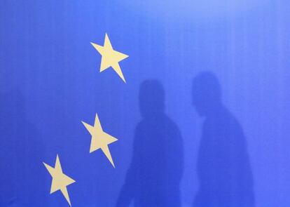 La bandera europea preside una reunión sobre los fondos de cohesión en Bucarest.