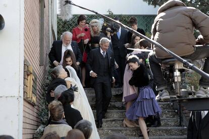 Los Alcántara y los vecinos de San Genaro a las puertas de la parroquia del barrio en la boda de Inés (Irene Visedo).