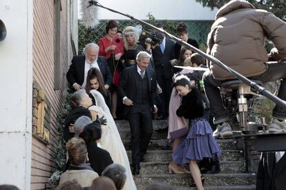 Los Alc&aacute;ntara y los vecinos de San Genaro a las puertas de la parroquia del barrio en la boda de In&eacute;s (Irene Visedo). 