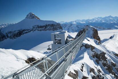 El puente colgante <a href="https://www.glacier3000.ch/es" target="_blank">Peak Walk</a> une la cima del Scex Rouge (a 3.000 metros de altura) con el mirador del restaurante panorámico Botta 3000, obra del arquitecto suizo Mario Botta, por encima de la estación de esquí de Les Diablerets, en los Alpes suizos. La estructura, de unos 108 metros de largo y 80 centímetros de ancho, se abrió en 2014 y ofrece vistas panorámicas sobre los 20 cuatro miles circundantes: desde el Montblanc pasando por el Cervino, hasta el Jungfrau, el Mönch y el Eiger. La oscilante pasarela tiene 107 metros de largo y 20 anclajes a la roca, y resiste vendavales de hasta 250 kilómetros por hora.