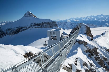 El puente colgante <a href="https://www.glacier3000.ch/es" target="">Peak Walk</a> une la cima del Scex Rouge (a 3.000 metros de altura) con el mirador del restaurante panorámico Botta 3000, obra del arquitecto suizo Mario Botta, por encima de la estación de esquí de Les Diablerets, en los Alpes suizos. La estructura, de unos 108 metros de largo y 80 centímetros de ancho, se abrió en 2014 y ofrece vistas panorámicas sobre los 20 cuatro miles circundantes: desde el Montblanc pasando por el Cervino, hasta el Jungfrau, el Mönch y el Eiger. La oscilante pasarela tiene 107 metros de largo y 20 anclajes a la roca, y resiste vendavales de hasta 250 kilómetros por hora.