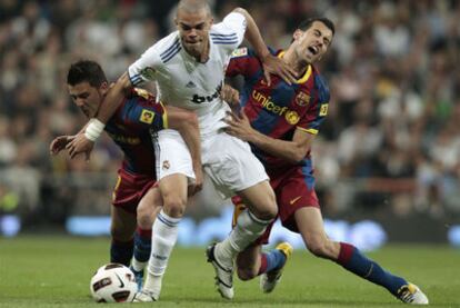 Pepe, entre Villa y Busquets en el clásico del sábado.