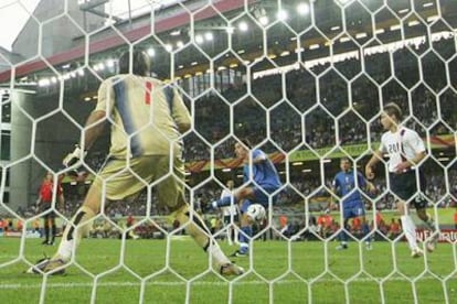 Zaccardo, en el centro, desvía el balón hacia su propia portería en el gol estadounidense ante la impotencia de Buffon y la expectación de McBride.