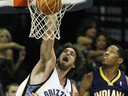 Gasol machaca rodeado de jugadores de los Pacers Indiana.