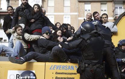 La Policía se ha presentado esta mañana a las siete y media y ha intentado tirar la puerta abajo, pero no ha podido, según algunos testigos. Ha empleado una excavadora para derribarla. En su interior había bastantes personas, que han sido sacadas por los agentes.