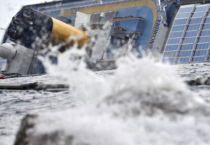 Las olas rompen en las rocas de la Isla de Giglio, cerca del crucero 'Costa Concordia'.