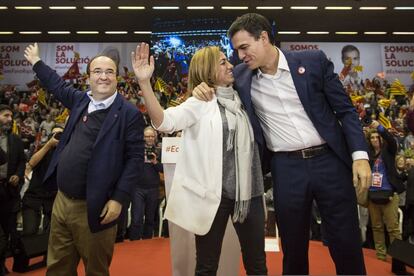 El líder del PSOE, Pedro Sánchez (d), y la cabeza de lista del PSC, Carme Chacón, durante el mitin de cierre de campaña del PSC ante 3.500 personas en el Pabellón Municipal Vall d'Hebron, junto al secretario del PSC Miquel Iceta.