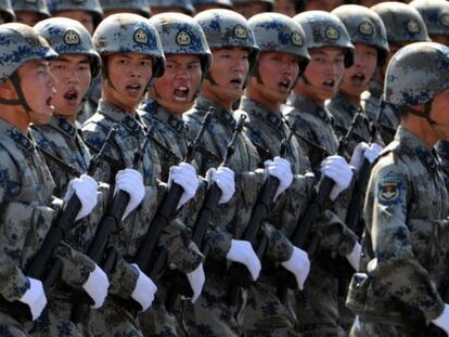 Soldados del Ej&eacute;rcito chino desfilan en Tiananmen, en 2009 con motivo del 60&ordm; aniversario de China. 