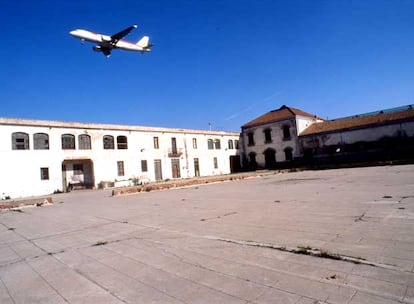 Un avión sobrevuela La Ricarda.