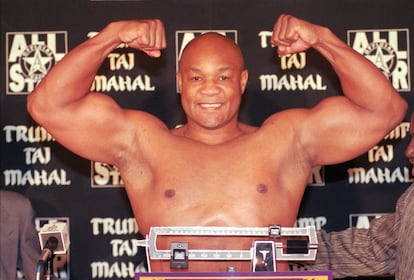 George Foreman, con 48 años, en la ceremonia de pesaje de la que fue su última pelea, en noviembre de 1997.