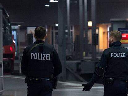 Agentes de la Polic&iacute;a alemanaen la principal estaci&oacute;n de tren de M&uacute;nich (Alemania) en diciembre de 2015.