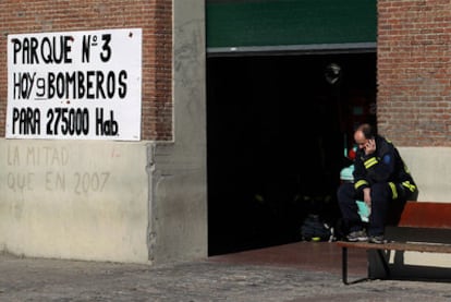 Un bombero, delante del parque de bomberos número 3, junto a la Puerta de Toledo, que vivió ayer una jornada normal.
