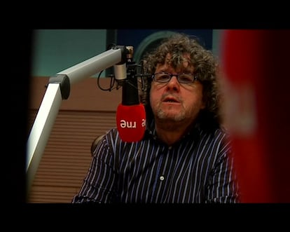 El periodista Julio Ruiz celebra 40 años de su programa radiofónico pinchando, en Eskup, la red social de EL PAÍS, las 40 canciones que le marcaron