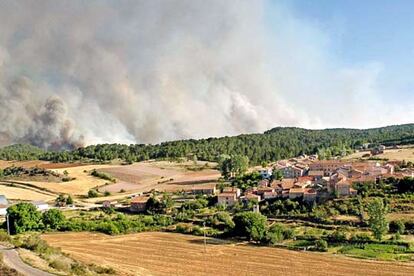 Vista de la localidad de Ciruelos, una de las afectadas por el incendio que se declaró ayer en la provincia de Guadalajara.