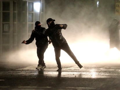 Jóvenes nacionalistas se enfrentaban a la policía en Belfast, el pasado jueves.