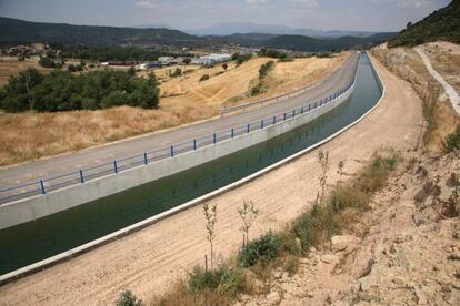 Aspecto del canal Segarra-Garrigues en 2009 a su paso por Ponts, en Lleida.