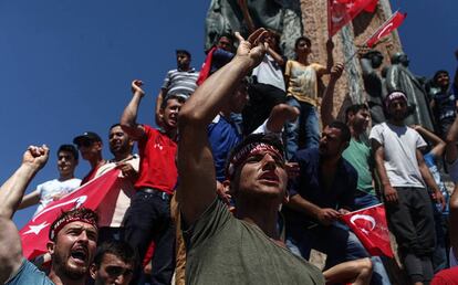 Turcos protestam contra a tentativa de golpe na emblemática praça Taksim.