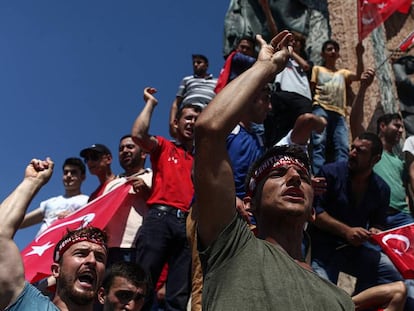 Turcos protestam contra a tentativa de golpe na emblemática praça Taksim.