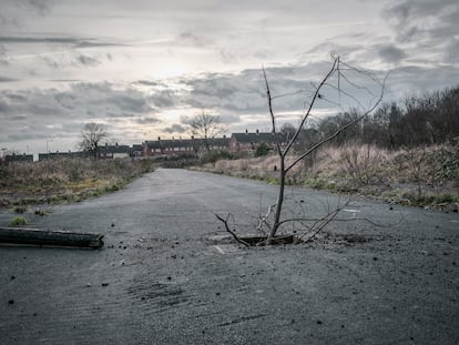 Carretera abandonada en las Tierras medias occidentales, Reino Unido.