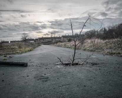 Carretera abandonada en las Tierras medias occidentales, Reino Unido.