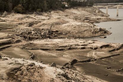 Restos emergidos por la sequía en el embalse de Lindoso (Ourense).